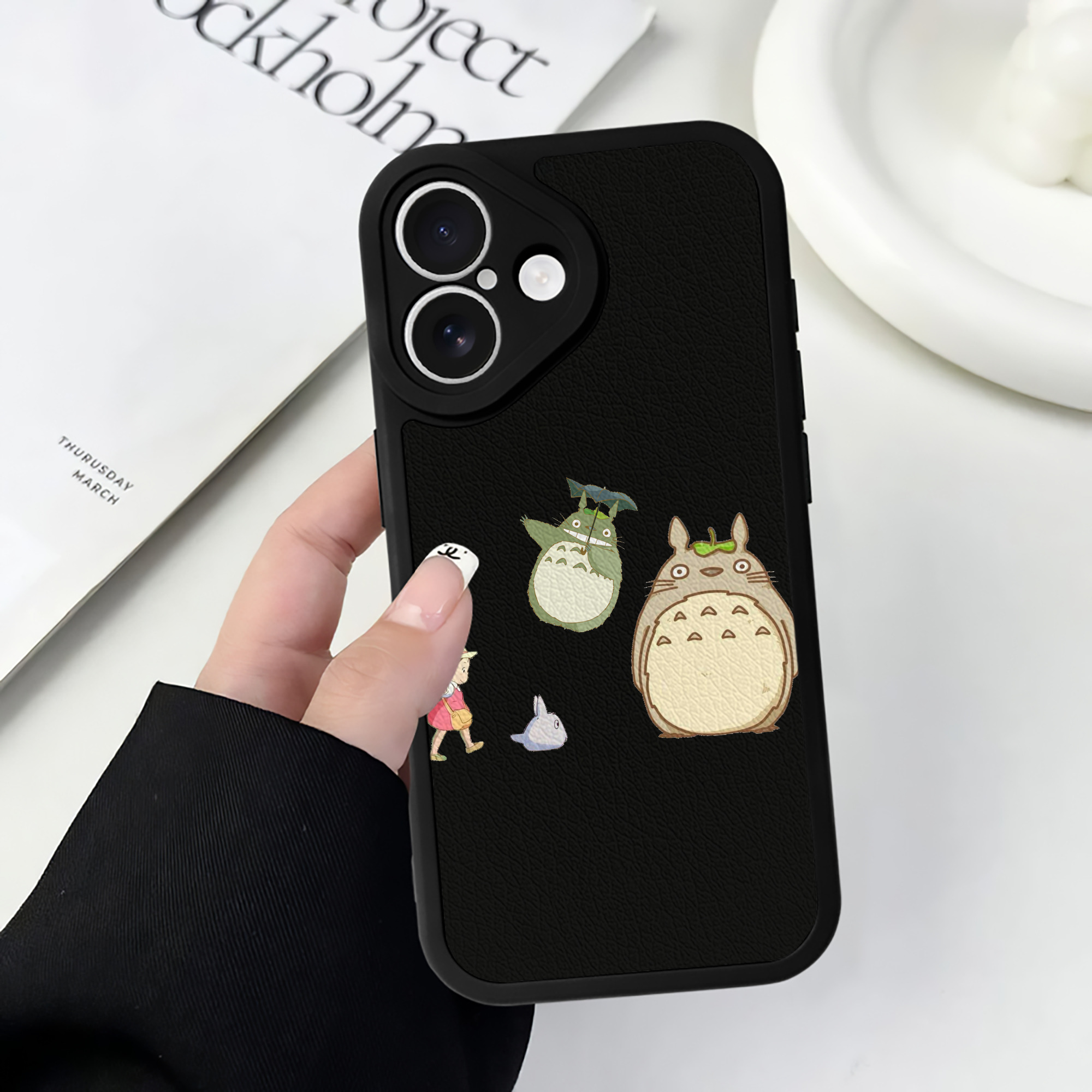 （画像用） となりのトトロ 草壁メイ 草壁サツキ My Neighbor Totoro Satsuki Kusakabe Mei Kusakabe 【iPhone 16シリーズ対応】シリコンスマホケース（レザー調） 材質：シリコン